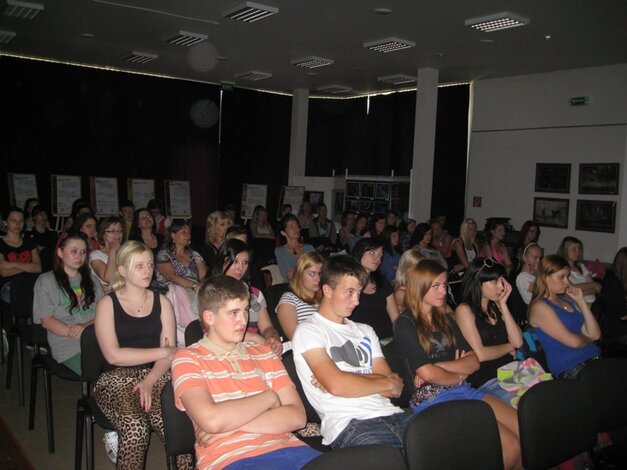 Prví návštevníci výstavy - študenti zo Strednej odbornej školy obchodu a služieb v Prievidzi